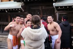 Phụ nữ lần đầu được dự lễ hội khỏa thân lớn nhất ở Nhật để cầu may