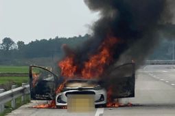 Ô tô bốc cháy dữ dội trên nút giao cao tốc Bắc - Nam