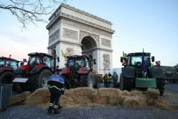 Nông dân lái máy kéo biểu tình ở trung tâm Paris