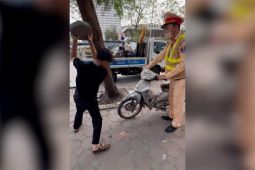 Hà Nội: Con vi phạm giao thông, bố say xỉn đến chốt CSGT đập xe