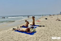 Nghỉ lễ 30-4 và 1-5, 'bãi biển đẹp nhất hành tinh' chỉ thấy người nước ngoài